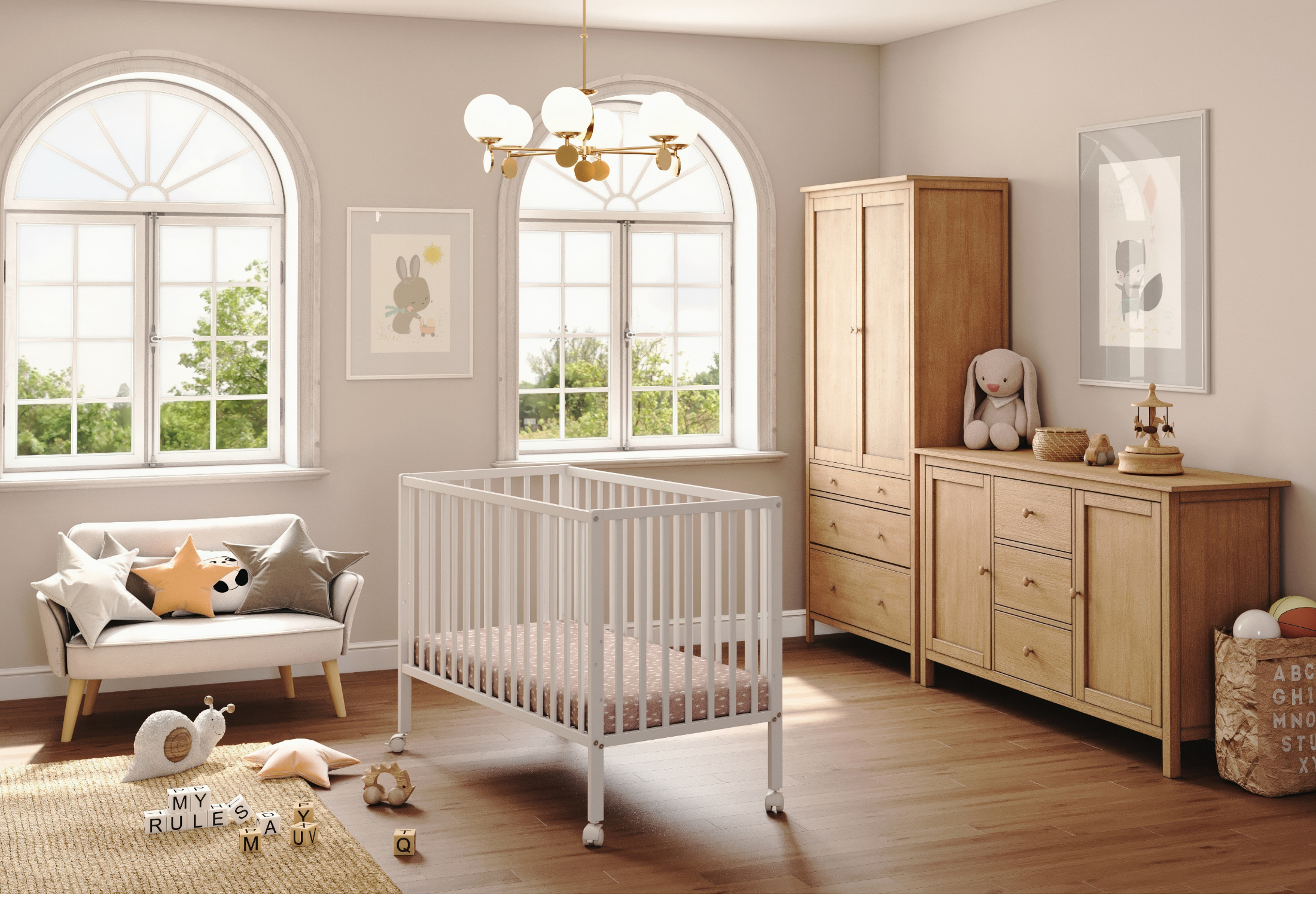 Białe łóżeczko dziecięce o klasycznej konstrukcji szczebelkowej, wykonane z drewna, ustawione w jasnym pokoju przy oknie. Łóżeczko stoi na czterech kółeczkach i posiada materac w środku.